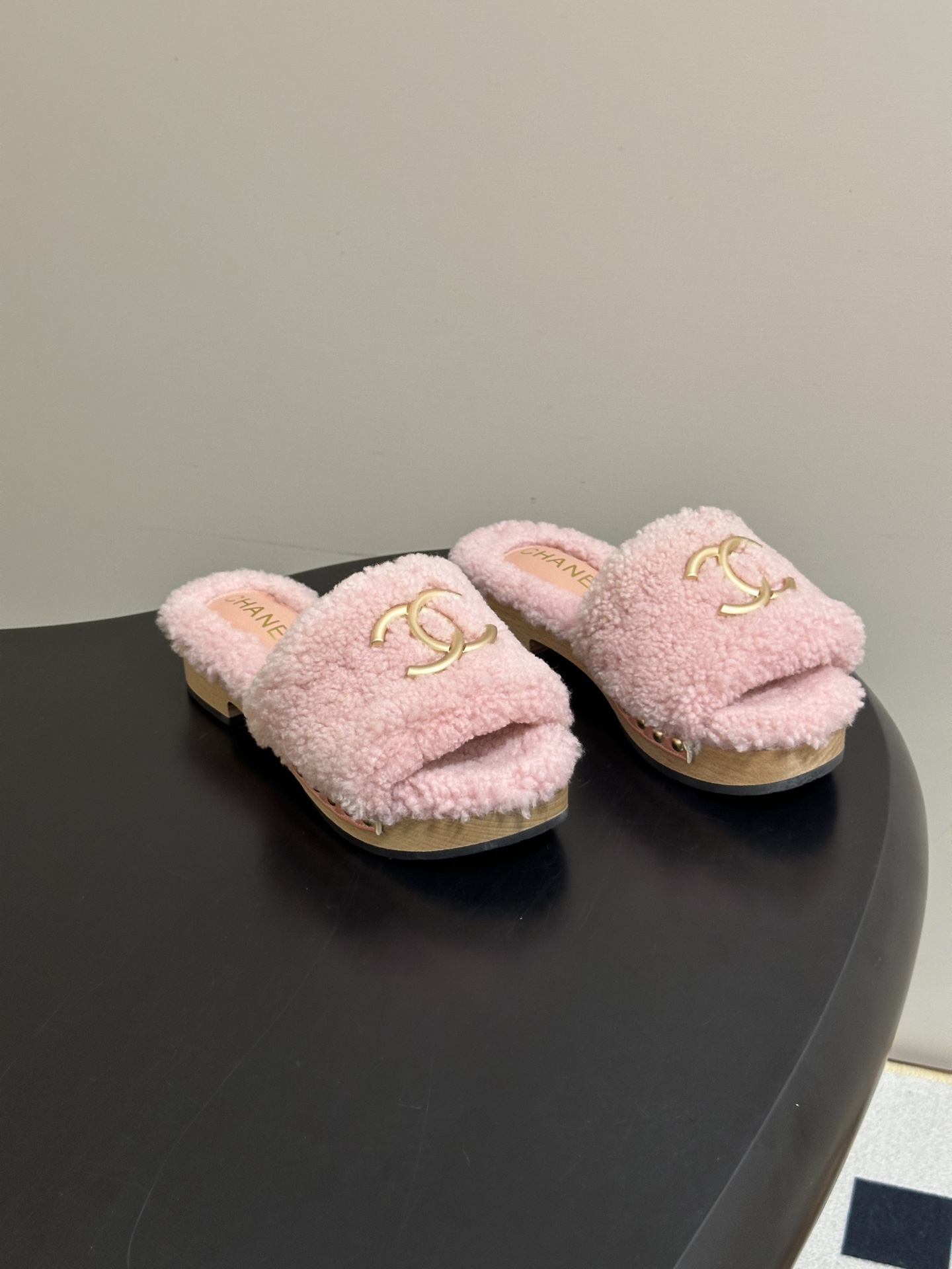 秋冬新款Chanel 26A小香经典双C扣羊毛拖鞋厚底实木底穆勒毛拖鞋 标志性的链条双C扣闪耀夺目，自带贵气，为拖鞋注入