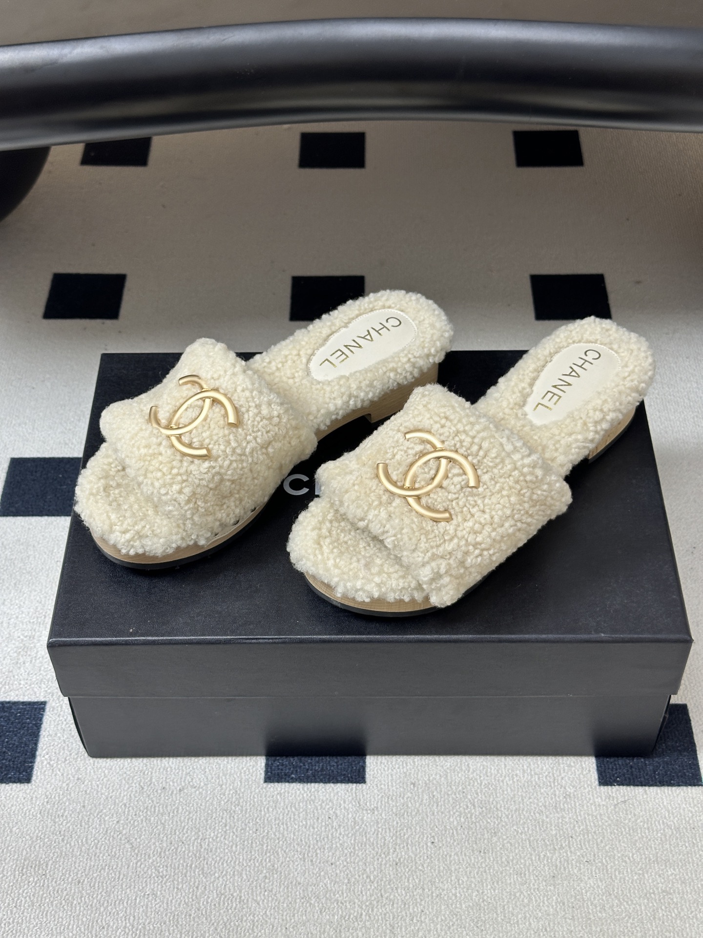 秋冬新款Chanel 26A小香经典双C扣羊毛拖鞋厚底实木底穆勒毛拖鞋 标志性的链条双C扣闪耀夺目,自带贵气,为拖鞋注入 秋冬新款Chanel 26A小香经典双C扣羊毛拖鞋厚底实木底穆勒毛拖鞋 标志性的链条双C扣闪耀夺目,自带贵气,为拖鞋注入