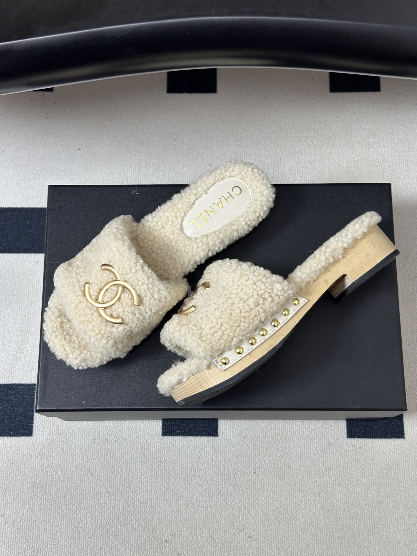 秋冬新款Chanel 26A小香经典双C扣羊毛拖鞋厚底实木底穆勒毛拖鞋 标志性的链条双C扣闪耀夺目,自带贵气,为拖鞋注入 秋冬新款Chanel 26A小香经典双C扣羊毛拖鞋厚底实木底穆勒毛拖鞋 标志性的链条双C扣闪耀夺目,自带贵气,为拖鞋注入