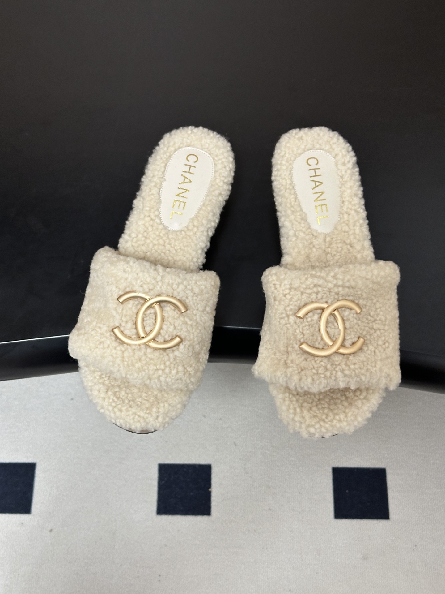秋冬新款Chanel 26A小香经典双C扣羊毛拖鞋厚底实木底穆勒毛拖鞋 标志性的链条双C扣闪耀夺目,自带贵气,为拖鞋注入 秋冬新款Chanel 26A小香经典双C扣羊毛拖鞋厚底实木底穆勒毛拖鞋 标志性的链条双C扣闪耀夺目,自带贵气,为拖鞋注入