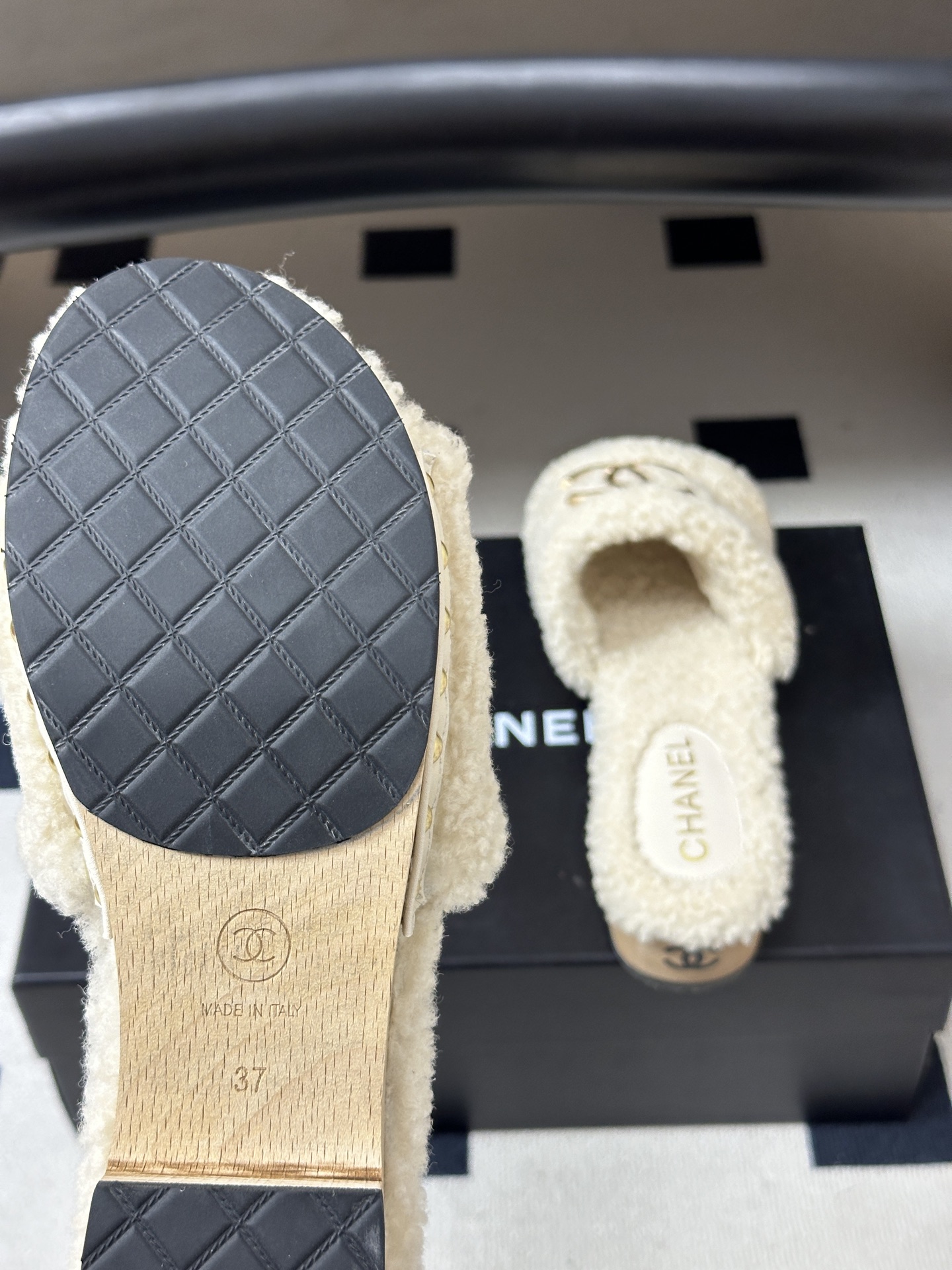 秋冬新款Chanel 26A小香经典双C扣羊毛拖鞋厚底实木底穆勒毛拖鞋 标志性的链条双C扣闪耀夺目,自带贵气,为拖鞋注入 秋冬新款Chanel 26A小香经典双C扣羊毛拖鞋厚底实木底穆勒毛拖鞋 标志性的链条双C扣闪耀夺目,自带贵气,为拖鞋注入