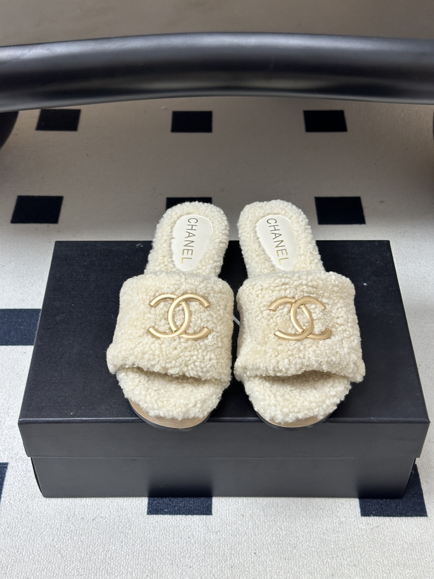 秋冬新款Chanel 26A小香经典双C扣羊毛拖鞋厚底实木底穆勒毛拖鞋 标志性的链条双C扣闪耀夺目,自带贵气,为拖鞋注入 秋冬新款Chanel 26A小香经典双C扣羊毛拖鞋厚底实木底穆勒毛拖鞋 标志性的链条双C扣闪耀夺目,自带贵气,为拖鞋注入