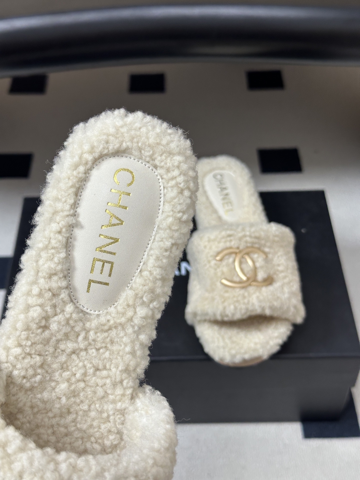 秋冬新款Chanel 26A小香经典双C扣羊毛拖鞋厚底实木底穆勒毛拖鞋 标志性的链条双C扣闪耀夺目,自带贵气,为拖鞋注入 秋冬新款Chanel 26A小香经典双C扣羊毛拖鞋厚底实木底穆勒毛拖鞋 标志性的链条双C扣闪耀夺目,自带贵气,为拖鞋注入