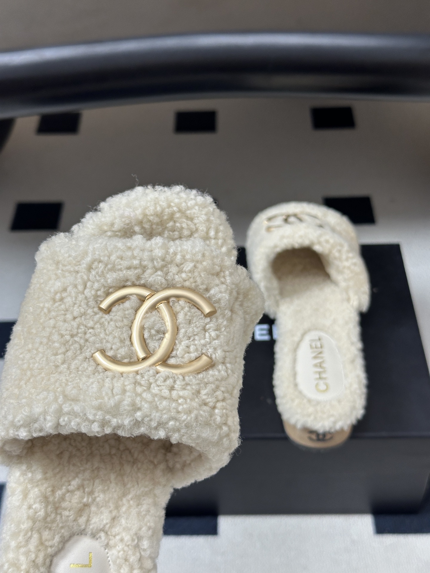 秋冬新款Chanel 26A小香经典双C扣羊毛拖鞋厚底实木底穆勒毛拖鞋 标志性的链条双C扣闪耀夺目,自带贵气,为拖鞋注入 秋冬新款Chanel 26A小香经典双C扣羊毛拖鞋厚底实木底穆勒毛拖鞋 标志性的链条双C扣闪耀夺目,自带贵气,为拖鞋注入