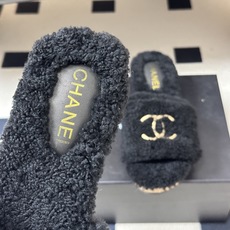秋冬新款Chanel 26A小香经典双C扣羊毛拖鞋厚底实木底穆勒毛拖鞋 标志性的链条双C扣闪耀夺目,自带贵气,为拖鞋注入 秋冬新款Chanel 26A小香经典双C扣羊毛拖鞋厚底实木底穆勒毛拖鞋 标志性的链条双C扣闪耀夺目,自带贵气,为拖鞋注入