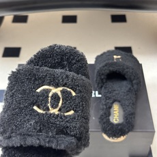 秋冬新款Chanel 26A小香经典双C扣羊毛拖鞋厚底实木底穆勒毛拖鞋 标志性的链条双C扣闪耀夺目,自带贵气,为拖鞋注入 秋冬新款Chanel 26A小香经典双C扣羊毛拖鞋厚底实木底穆勒毛拖鞋 标志性的链条双C扣闪耀夺目,自带贵气,为拖鞋注入