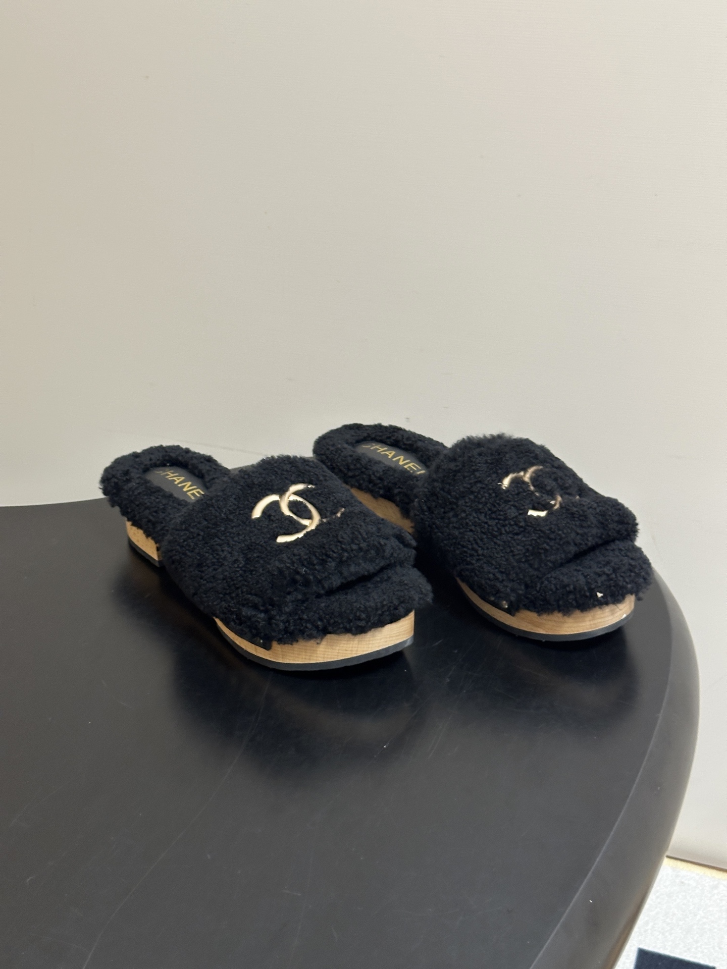 秋冬新款Chanel 26A小香经典双C扣羊毛拖鞋厚底实木底穆勒毛拖鞋 标志性的链条双C扣闪耀夺目,自带贵气,为拖鞋注入 秋冬新款Chanel 26A小香经典双C扣羊毛拖鞋厚底实木底穆勒毛拖鞋 标志性的链条双C扣闪耀夺目,自带贵气,为拖鞋注入