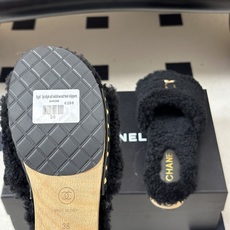 秋冬新款Chanel 26A小香经典双C扣羊毛拖鞋厚底实木底穆勒毛拖鞋 标志性的链条双C扣闪耀夺目,自带贵气,为拖鞋注入 秋冬新款Chanel 26A小香经典双C扣羊毛拖鞋厚底实木底穆勒毛拖鞋 标志性的链条双C扣闪耀夺目,自带贵气,为拖鞋注入