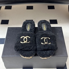 秋冬新款Chanel 26A小香经典双C扣羊毛拖鞋厚底实木底穆勒毛拖鞋 标志性的链条双C扣闪耀夺目,自带贵气,为拖鞋注入 秋冬新款Chanel 26A小香经典双C扣羊毛拖鞋厚底实木底穆勒毛拖鞋 标志性的链条双C扣闪耀夺目,自带贵气,为拖鞋注入