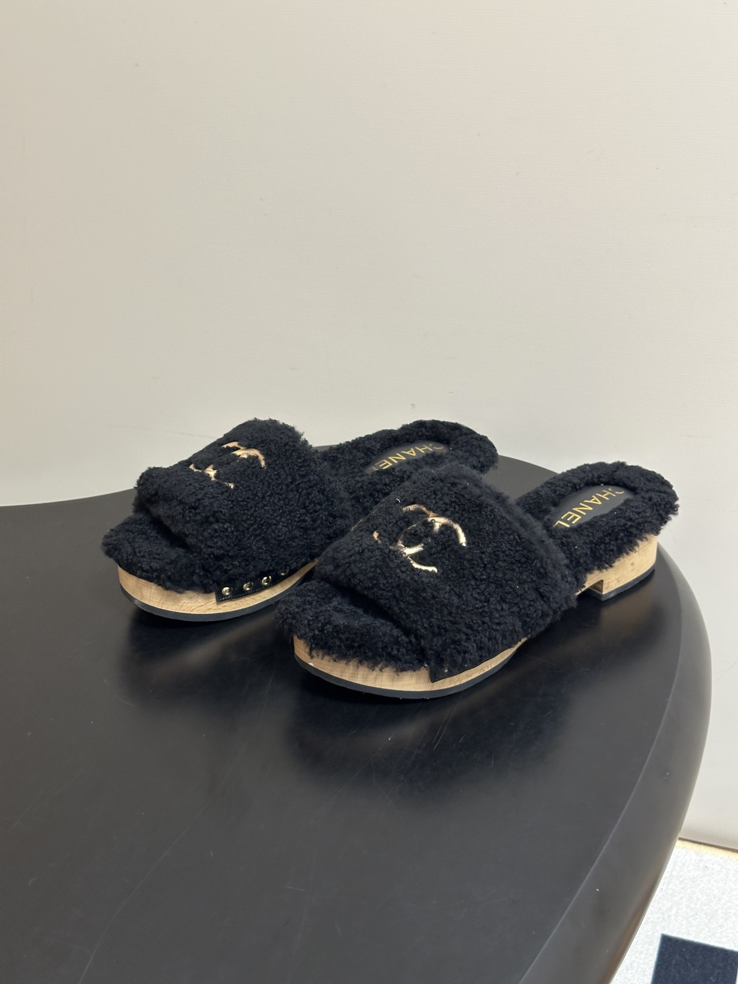秋冬新款Chanel 26A小香经典双C扣羊毛拖鞋厚底实木底穆勒毛拖鞋 标志性的链条双C扣闪耀夺目,自带贵气,为拖鞋注入 秋冬新款Chanel 26A小香经典双C扣羊毛拖鞋厚底实木底穆勒毛拖鞋 标志性的链条双C扣闪耀夺目,自带贵气,为拖鞋注入