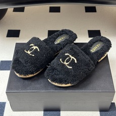 秋冬新款Chanel 26A小香经典双C扣羊毛拖鞋厚底实木底穆勒毛拖鞋 标志性的链条双C扣闪耀夺目,自带贵气,为拖鞋注入 秋冬新款Chanel 26A小香经典双C扣羊毛拖鞋厚底实木底穆勒毛拖鞋 标志性的链条双C扣闪耀夺目,自带贵气,为拖鞋注入