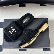秋冬新款Chanel 26A小香经典双C扣羊毛拖鞋厚底实木底穆勒毛拖鞋 标志性的链条双C扣闪耀夺目,自带贵气,为拖鞋注入 秋冬新款Chanel 26A小香经典双C扣羊毛拖鞋厚底实木底穆勒毛拖鞋 标志性的链条双C扣闪耀夺目,自带贵气,为拖鞋注入