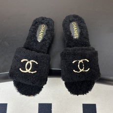 秋冬新款Chanel 26A小香经典双C扣羊毛拖鞋厚底实木底穆勒毛拖鞋 标志性的链条双C扣闪耀夺目,自带贵气,为拖鞋注入 秋冬新款Chanel 26A小香经典双C扣羊毛拖鞋厚底实木底穆勒毛拖鞋 标志性的链条双C扣闪耀夺目,自带贵气,为拖鞋注入