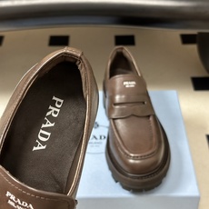 顶级品质 Prada 普拉达 26Fw最新复古老钱风厚底乐福鞋 明星同款经典字母印标厚底增高小皮鞋乐福鞋 对比元素的探索 顶级品质 Prada 普拉达 26Fw最新复古老钱风厚底乐福鞋 明星同款经典字母印标厚底增高小皮鞋乐福鞋 对比元素的探索