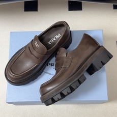 顶级品质 Prada 普拉达 26Fw最新复古老钱风厚底乐福鞋 明星同款经典字母印标厚底增高小皮鞋乐福鞋 对比元素的探索 顶级品质 Prada 普拉达 26Fw最新复古老钱风厚底乐福鞋 明星同款经典字母印标厚底增高小皮鞋乐福鞋 对比元素的探索