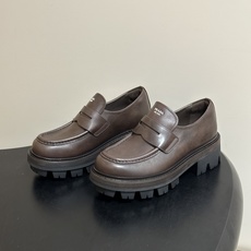 顶级品质 Prada 普拉达 26Fw最新复古老钱风厚底乐福鞋 明星同款经典字母印标厚底增高小皮鞋乐福鞋 对比元素的探索 顶级品质 Prada 普拉达 26Fw最新复古老钱风厚底乐福鞋 明星同款经典字母印标厚底增高小皮鞋乐福鞋 对比元素的探索