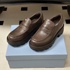 顶级品质 Prada 普拉达 26Fw最新复古老钱风厚底乐福鞋 明星同款经典字母印标厚底增高小皮鞋乐福鞋 对比元素的探索 顶级品质 Prada 普拉达 26Fw最新复古老钱风厚底乐福鞋 明星同款经典字母印标厚底增高小皮鞋乐福鞋 对比元素的探索