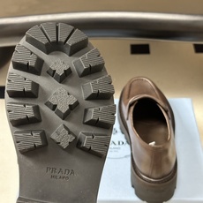 顶级品质 Prada 普拉达 26Fw最新复古老钱风厚底乐福鞋 明星同款经典字母印标厚底增高小皮鞋乐福鞋 对比元素的探索 顶级品质 Prada 普拉达 26Fw最新复古老钱风厚底乐福鞋 明星同款经典字母印标厚底增高小皮鞋乐福鞋 对比元素的探索