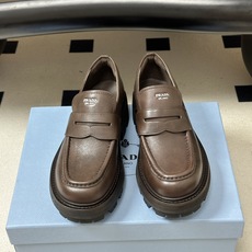 顶级品质 Prada 普拉达 26Fw最新复古老钱风厚底乐福鞋 明星同款经典字母印标厚底增高小皮鞋乐福鞋 对比元素的探索 顶级品质 Prada 普拉达 26Fw最新复古老钱风厚底乐福鞋 明星同款经典字母印标厚底增高小皮鞋乐福鞋 对比元素的探索