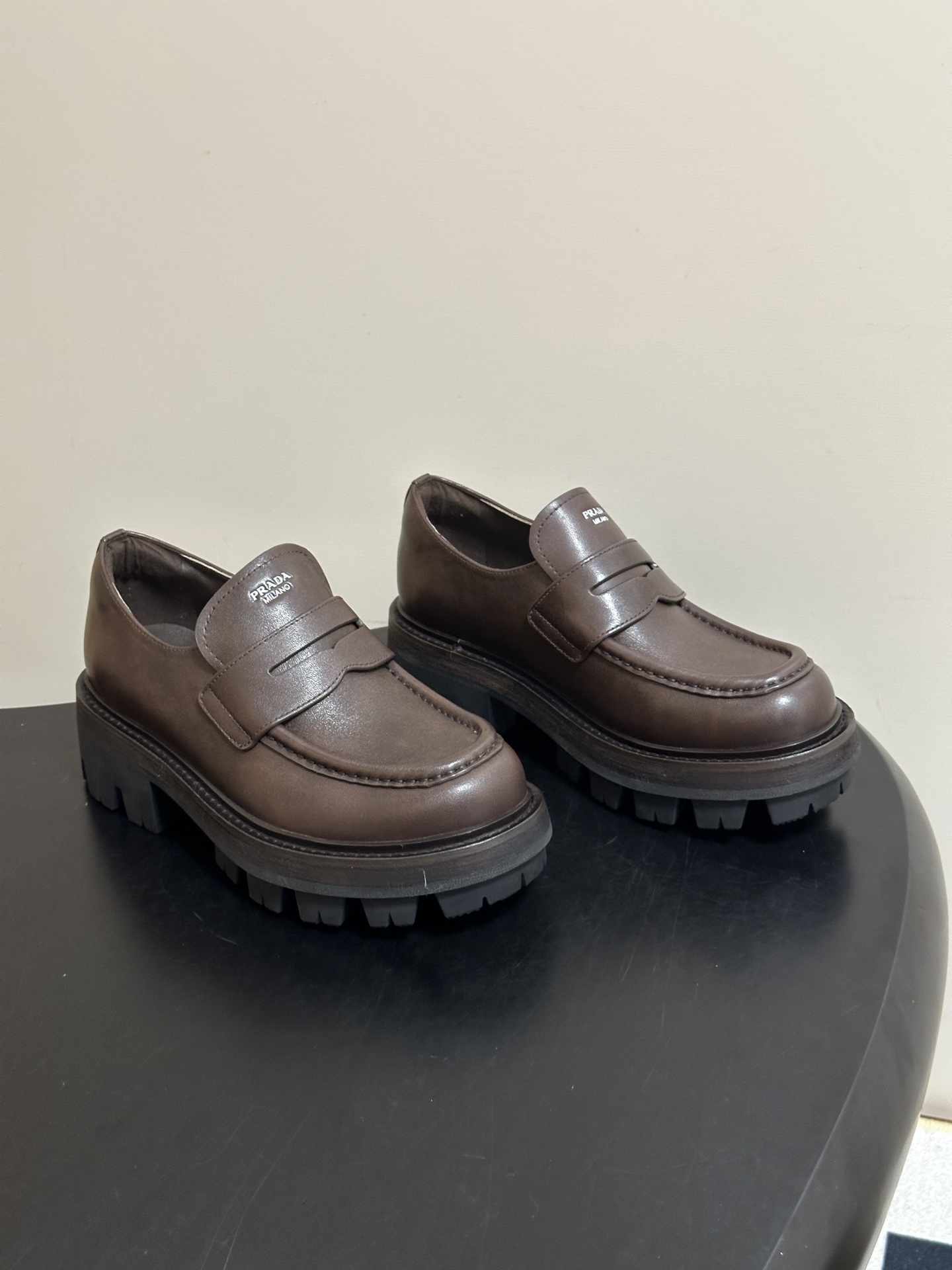 顶级品质 Prada 普拉达 26Fw最新复古老钱风厚底乐福鞋 明星同款经典字母印标厚底增高小皮鞋乐福鞋 对比元素的探索