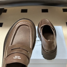 顶级品质 Prada 普拉达 26Fw最新复古老钱风厚底乐福鞋 明星同款经典字母印标厚底增高小皮鞋乐福鞋 对比元素的探索 顶级品质 Prada 普拉达 26Fw最新复古老钱风厚底乐福鞋 明星同款经典字母印标厚底增高小皮鞋乐福鞋 对比元素的探索
