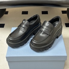 顶级品质 Prada 普拉达 26Fw最新复古老钱风厚底乐福鞋 明星同款经典字母印标厚底增高小皮鞋乐福鞋 对比元素的探索 顶级品质 Prada 普拉达 26Fw最新复古老钱风厚底乐福鞋 明星同款经典字母印标厚底增高小皮鞋乐福鞋 对比元素的探索
