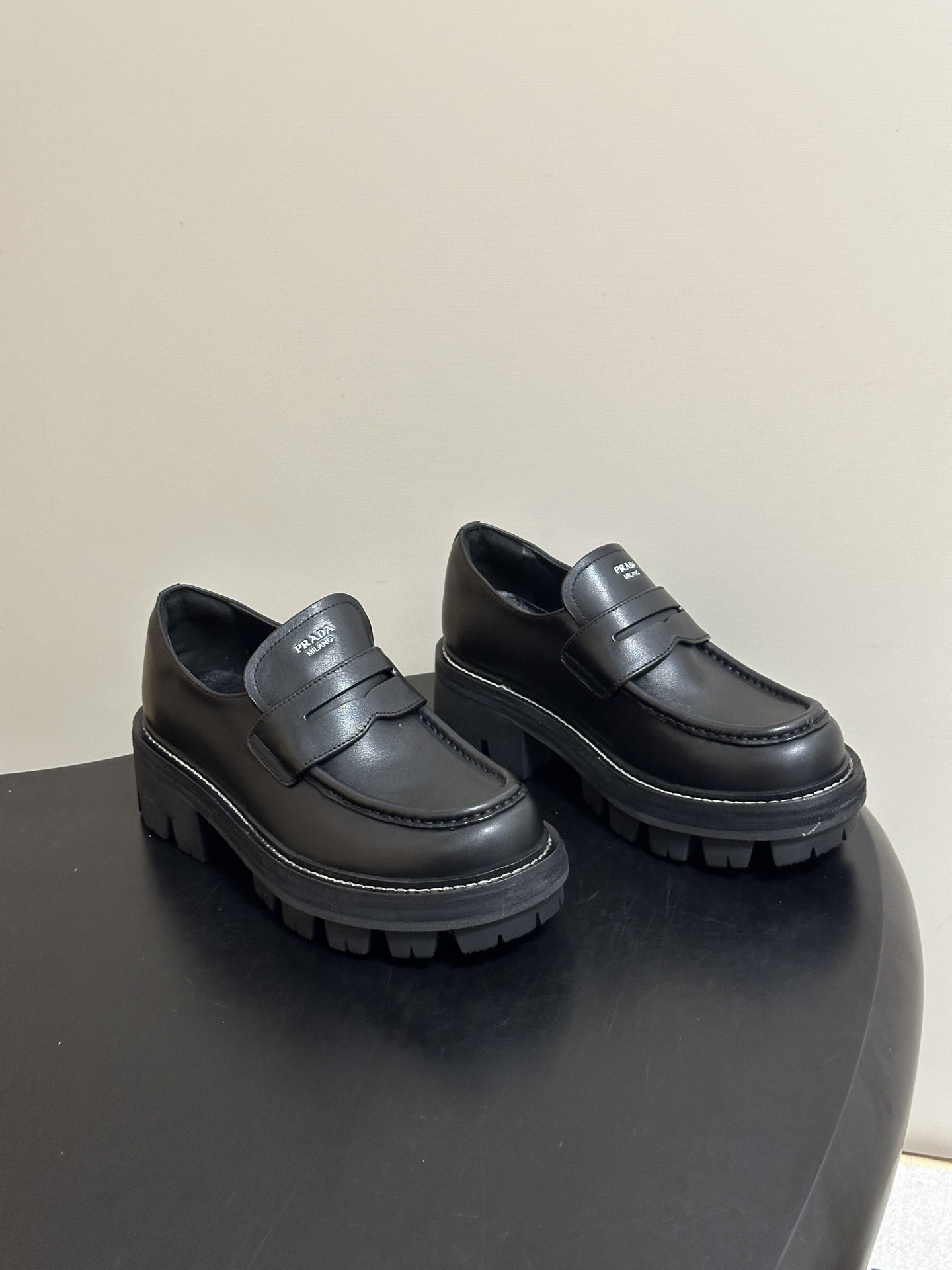 顶级品质 Prada 普拉达 26Fw最新复古老钱风厚底乐福鞋 明星同款经典字母印标厚底增高小皮鞋乐福鞋 对比元素的探索