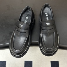 顶级品质 Prada 普拉达 26Fw最新复古老钱风厚底乐福鞋 明星同款经典字母印标厚底增高小皮鞋乐福鞋 对比元素的探索 顶级品质 Prada 普拉达 26Fw最新复古老钱风厚底乐福鞋 明星同款经典字母印标厚底增高小皮鞋乐福鞋 对比元素的探索