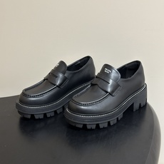顶级品质 Prada 普拉达 26Fw最新复古老钱风厚底乐福鞋 明星同款经典字母印标厚底增高小皮鞋乐福鞋 对比元素的探索 顶级品质 Prada 普拉达 26Fw最新复古老钱风厚底乐福鞋 明星同款经典字母印标厚底增高小皮鞋乐福鞋 对比元素的探索