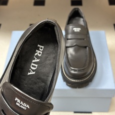 顶级品质 Prada 普拉达 26Fw最新复古老钱风厚底乐福鞋 明星同款经典字母印标厚底增高小皮鞋乐福鞋 对比元素的探索 顶级品质 Prada 普拉达 26Fw最新复古老钱风厚底乐福鞋 明星同款经典字母印标厚底增高小皮鞋乐福鞋 对比元素的探索