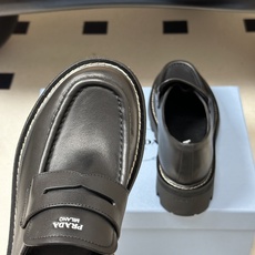 顶级品质 Prada 普拉达 26Fw最新复古老钱风厚底乐福鞋 明星同款经典字母印标厚底增高小皮鞋乐福鞋 对比元素的探索 顶级品质 Prada 普拉达 26Fw最新复古老钱风厚底乐福鞋 明星同款经典字母印标厚底增高小皮鞋乐福鞋 对比元素的探索