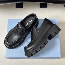 顶级品质 Prada 普拉达 26Fw最新复古老钱风厚底乐福鞋 明星同款经典字母印标厚底增高小皮鞋乐福鞋 对比元素的探索 顶级品质 Prada 普拉达 26Fw最新复古老钱风厚底乐福鞋 明星同款经典字母印标厚底增高小皮鞋乐福鞋 对比元素的探索
