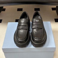 顶级品质 Prada 普拉达 26Fw最新复古老钱风厚底乐福鞋 明星同款经典字母印标厚底增高小皮鞋乐福鞋 对比元素的探索 顶级品质 Prada 普拉达 26Fw最新复古老钱风厚底乐福鞋 明星同款经典字母印标厚底增高小皮鞋乐福鞋 对比元素的探索