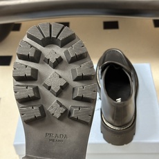 顶级品质 Prada 普拉达 26Fw最新复古老钱风厚底乐福鞋 明星同款经典字母印标厚底增高小皮鞋乐福鞋 对比元素的探索 顶级品质 Prada 普拉达 26Fw最新复古老钱风厚底乐福鞋 明星同款经典字母印标厚底增高小皮鞋乐福鞋 对比元素的探索