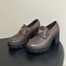顶级品质 Prada 普拉达 26Fw最新复古老钱风高跟乐福鞋 明星同款经典三角标厚底增高小皮鞋乐福鞋 这款拉牛皮革乐福 顶级品质 Prada 普拉达 26Fw最新复古老钱风高跟乐福鞋 明星同款经典三角标厚底增高小皮鞋乐福鞋 这款拉牛皮革乐福