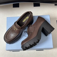顶级品质 Prada 普拉达 26Fw最新复古老钱风高跟乐福鞋 明星同款经典三角标厚底增高小皮鞋乐福鞋 这款拉牛皮革乐福 顶级品质 Prada 普拉达 26Fw最新复古老钱风高跟乐福鞋 明星同款经典三角标厚底增高小皮鞋乐福鞋 这款拉牛皮革乐福