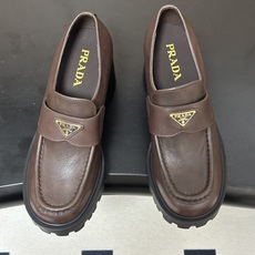顶级品质 Prada 普拉达 26Fw最新复古老钱风高跟乐福鞋 明星同款经典三角标厚底增高小皮鞋乐福鞋 这款拉牛皮革乐福 顶级品质 Prada 普拉达 26Fw最新复古老钱风高跟乐福鞋 明星同款经典三角标厚底增高小皮鞋乐福鞋 这款拉牛皮革乐福