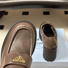 顶级品质 Prada 普拉达 26Fw最新复古老钱风高跟乐福鞋 明星同款经典三角标厚底增高小皮鞋乐福鞋 这款拉牛皮革乐福 顶级品质 Prada 普拉达 26Fw最新复古老钱风高跟乐福鞋 明星同款经典三角标厚底增高小皮鞋乐福鞋 这款拉牛皮革乐福