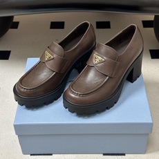顶级品质 Prada 普拉达 26Fw最新复古老钱风高跟乐福鞋 明星同款经典三角标厚底增高小皮鞋乐福鞋 这款拉牛皮革乐福 顶级品质 Prada 普拉达 26Fw最新复古老钱风高跟乐福鞋 明星同款经典三角标厚底增高小皮鞋乐福鞋 这款拉牛皮革乐福