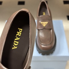 顶级品质 Prada 普拉达 26Fw最新复古老钱风高跟乐福鞋 明星同款经典三角标厚底增高小皮鞋乐福鞋 这款拉牛皮革乐福 顶级品质 Prada 普拉达 26Fw最新复古老钱风高跟乐福鞋 明星同款经典三角标厚底增高小皮鞋乐福鞋 这款拉牛皮革乐福