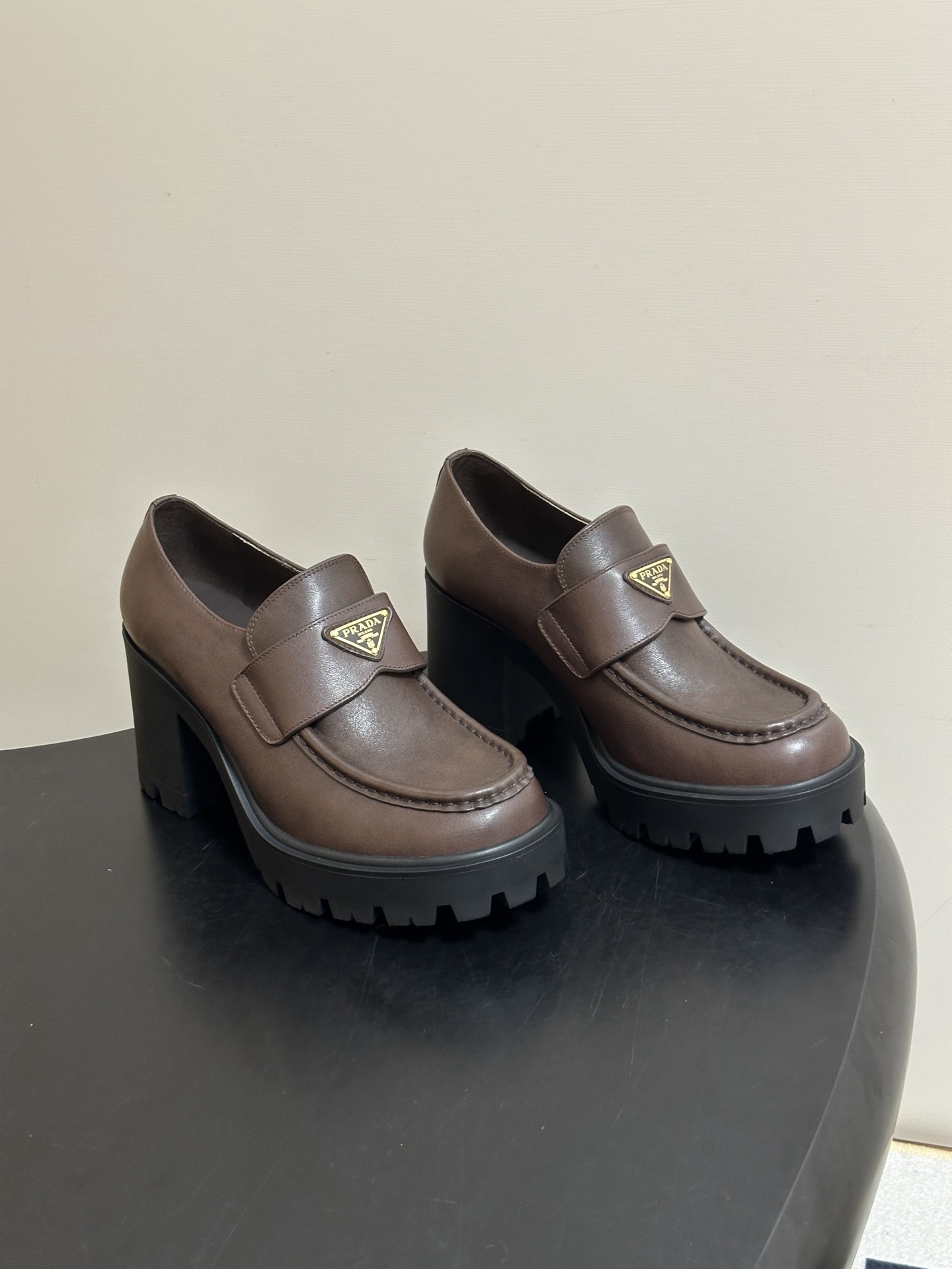 顶级品质 Prada 普拉达 26Fw最新复古老钱风高跟乐福鞋 明星同款经典三角标厚底增高小皮鞋乐福鞋 这款拉牛皮革乐福
