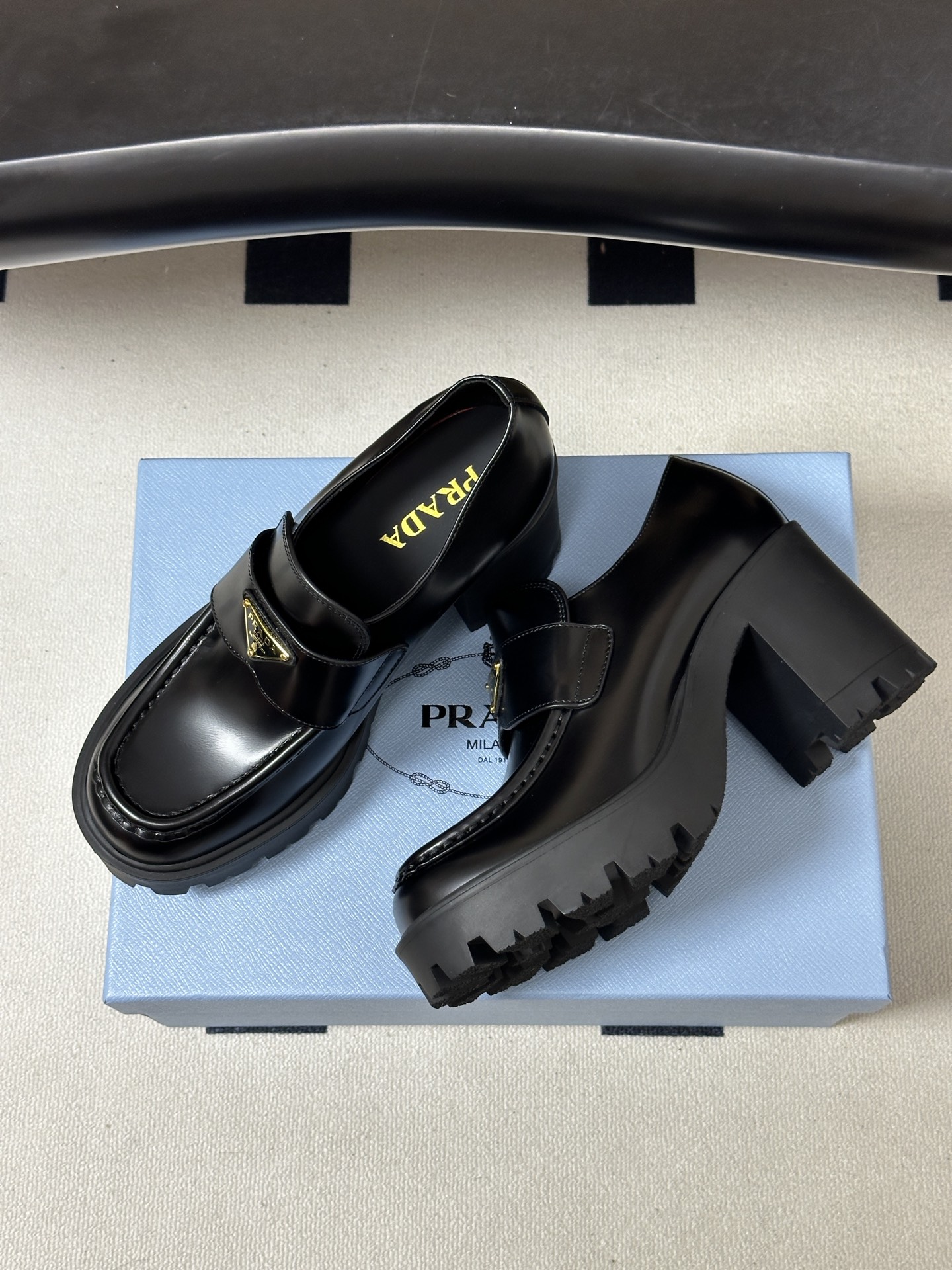 顶级品质 Prada 普拉达 26Fw最新复古老钱风高跟乐福鞋 明星同款经典三角标厚底增高小皮鞋乐福鞋 这款拉牛皮革乐福