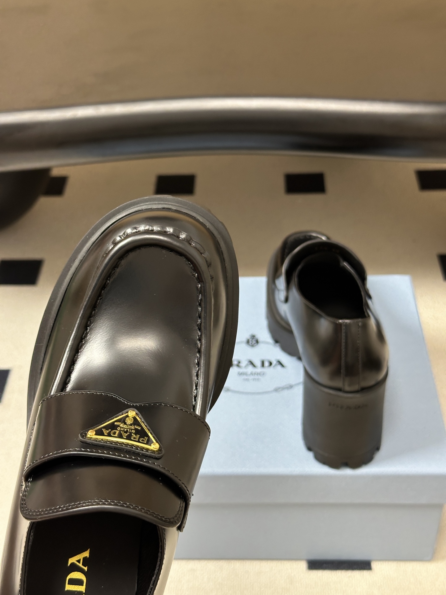 顶级品质 Prada 普拉达 26Fw最新复古老钱风高跟乐福鞋 明星同款经典三角标厚底增高小皮鞋乐福鞋 这款拉牛皮革乐福
