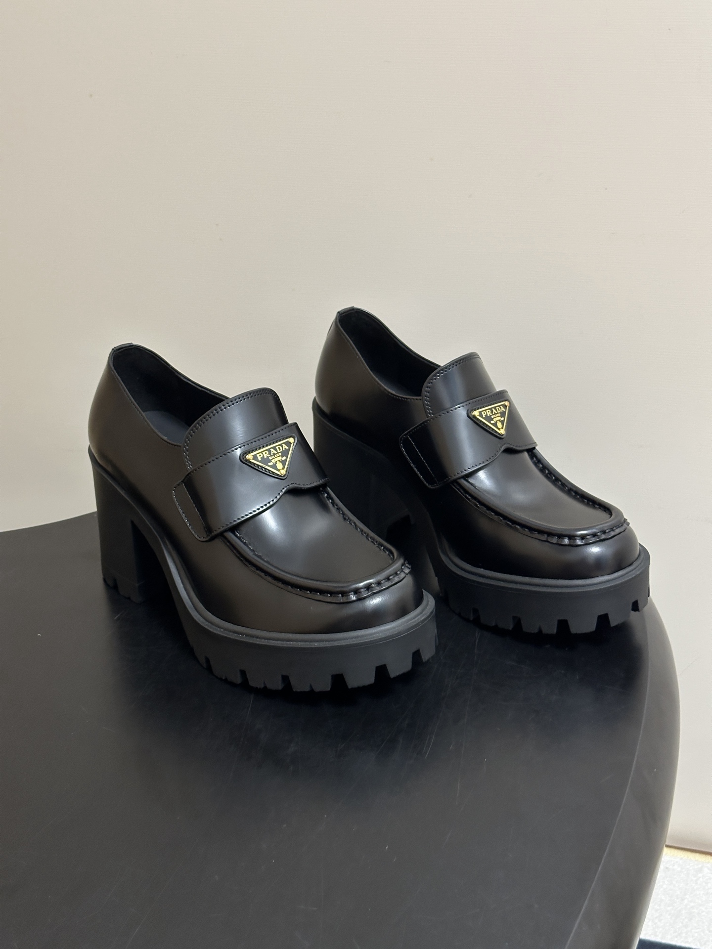 顶级品质 Prada 普拉达 26Fw最新复古老钱风高跟乐福鞋 明星同款经典三角标厚底增高小皮鞋乐福鞋 这款拉牛皮革乐福