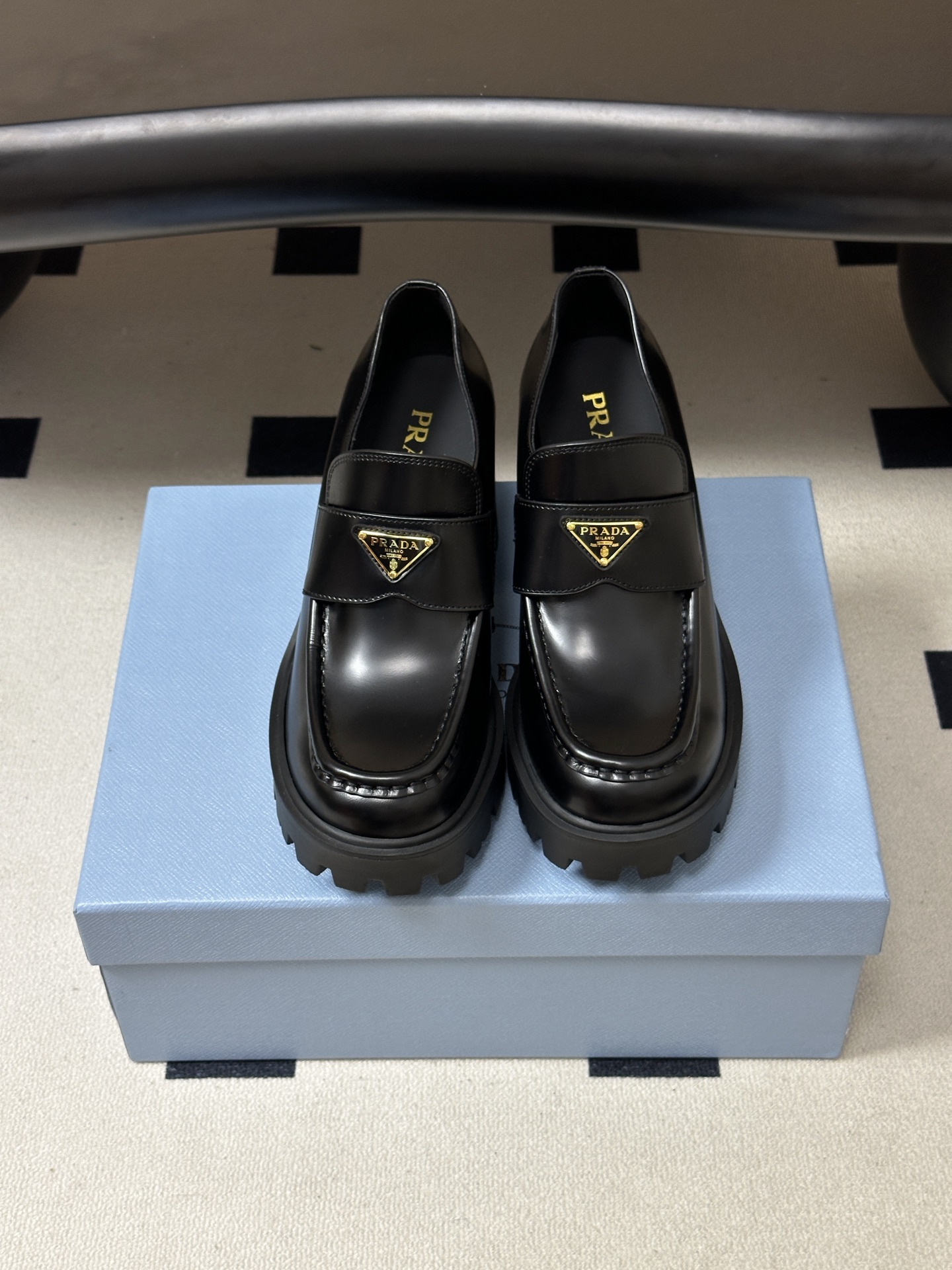 顶级品质 Prada 普拉达 26Fw最新复古老钱风高跟乐福鞋 明星同款经典三角标厚底增高小皮鞋乐福鞋 这款拉牛皮革乐福