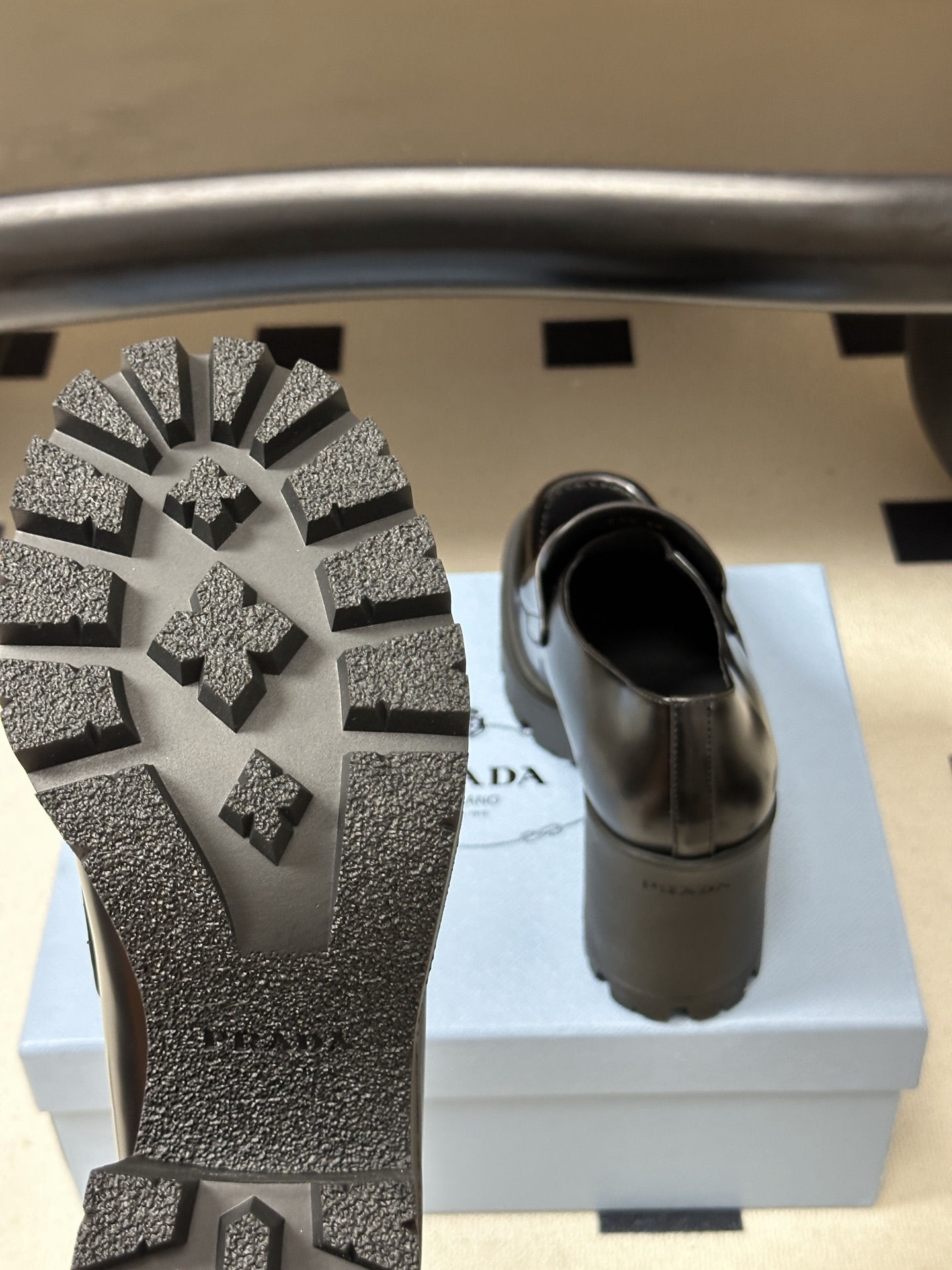 顶级品质 Prada 普拉达 26Fw最新复古老钱风高跟乐福鞋 明星同款经典三角标厚底增高小皮鞋乐福鞋 这款拉牛皮革乐福