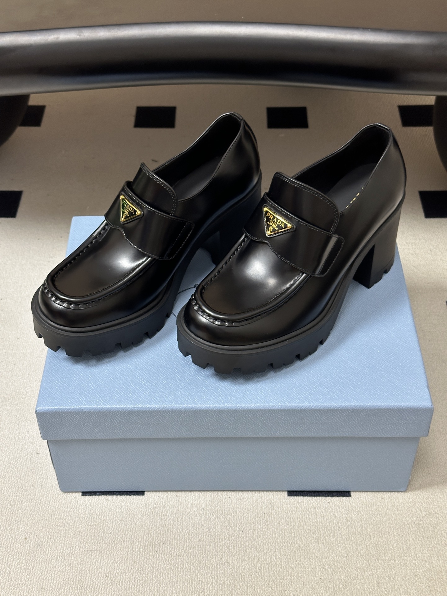 顶级品质 Prada 普拉达 26Fw最新复古老钱风高跟乐福鞋 明星同款经典三角标厚底增高小皮鞋乐福鞋 这款拉牛皮革乐福