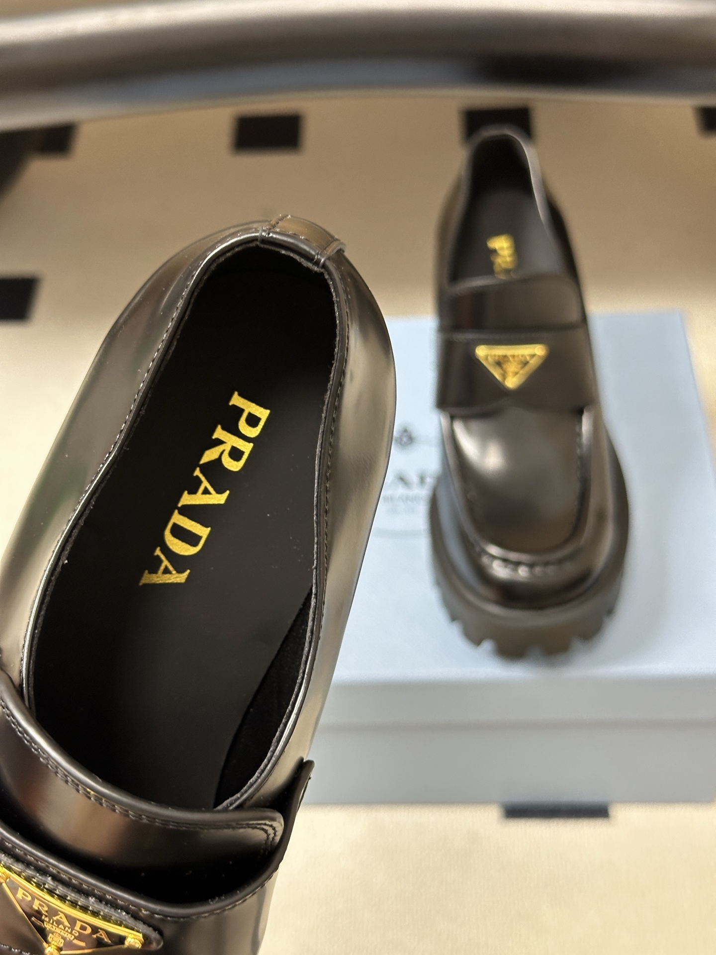 顶级品质 Prada 普拉达 26Fw最新复古老钱风高跟乐福鞋 明星同款经典三角标厚底增高小皮鞋乐福鞋 这款拉牛皮革乐福