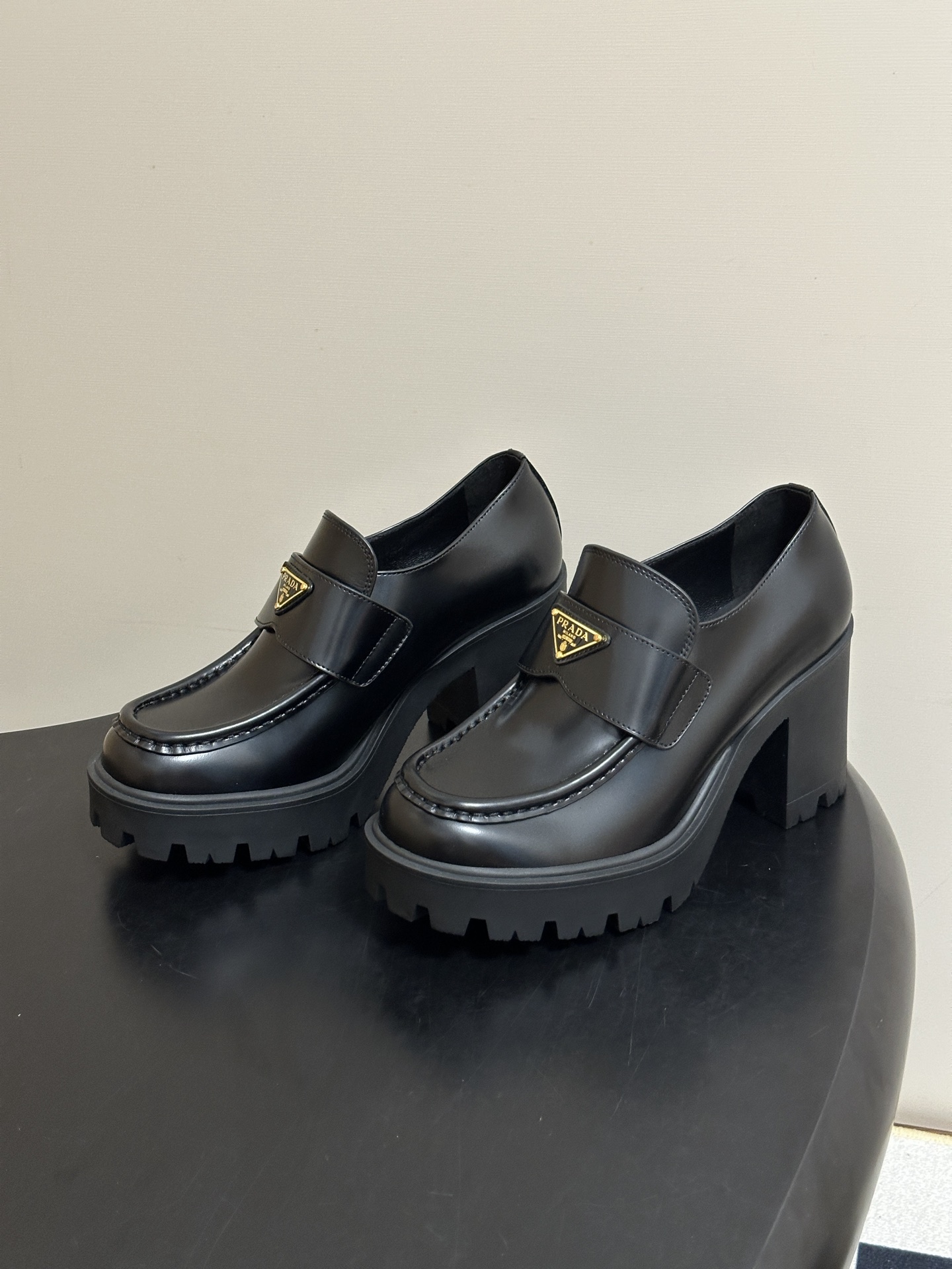 顶级品质 Prada 普拉达 26Fw最新复古老钱风高跟乐福鞋 明星同款经典三角标厚底增高小皮鞋乐福鞋 这款拉牛皮革乐福