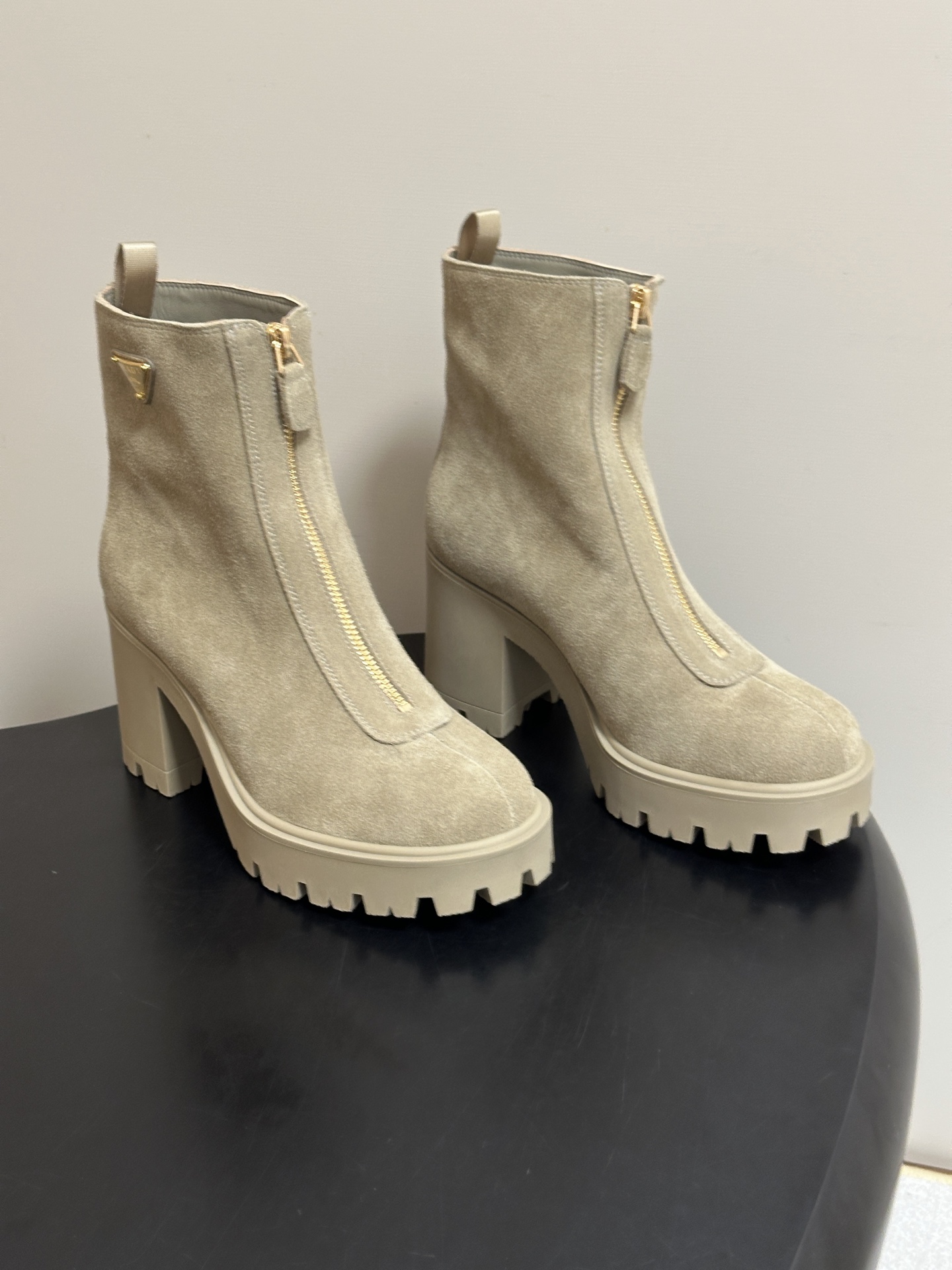 顶级品质 Prada 普拉达 26Fw秋冬新款高跟拉链短靴 明星同款经典三角标扣一脚蹬厚底增高机车风短靴 这款牛皮革短靴